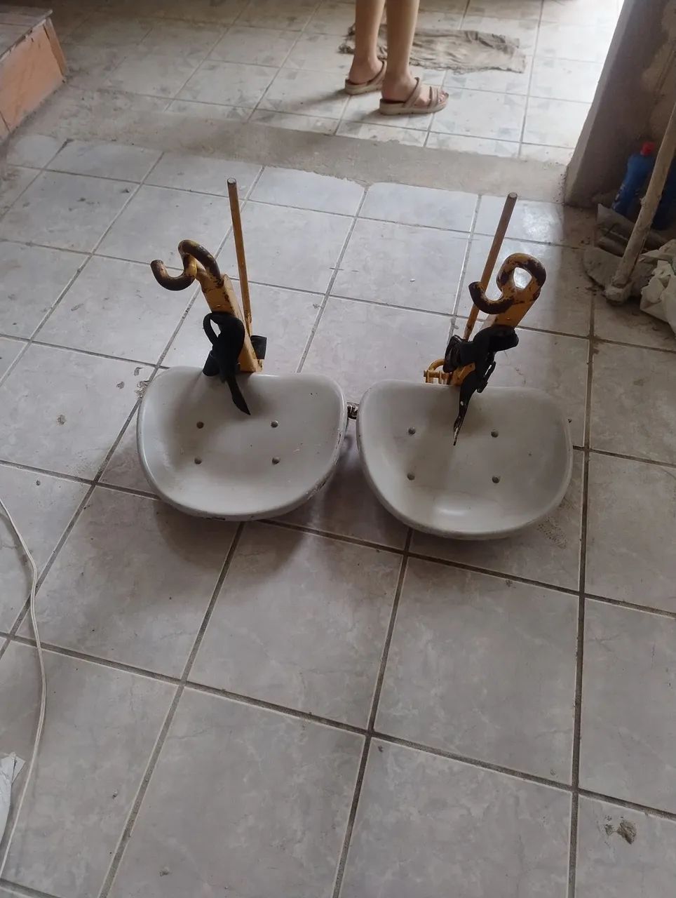 BalaDois bancinhos de pintura  com cordas e um cinto pintura cor - Foto 3