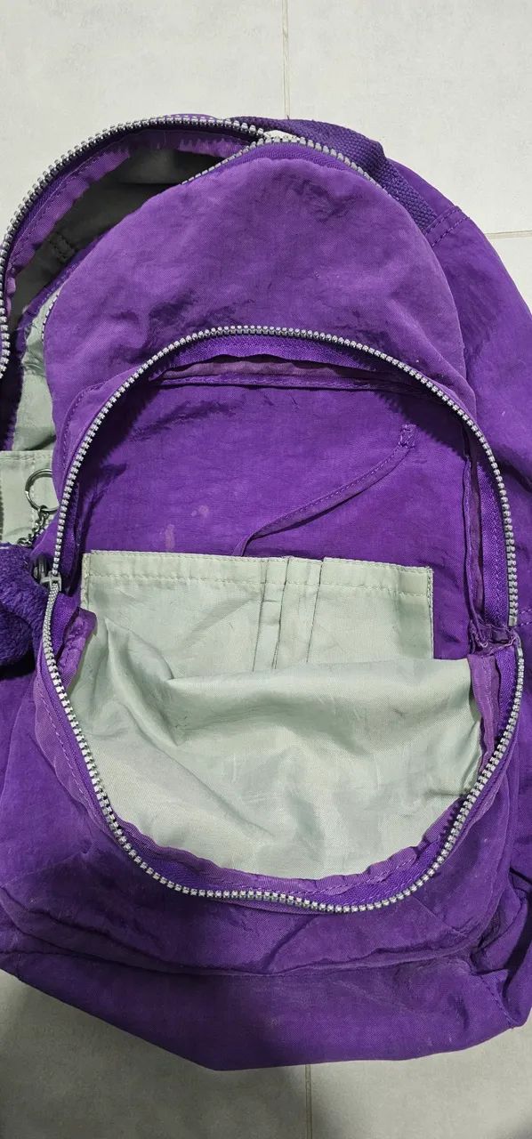 Mochila Kipling Roxa Original com Macaco - Espaçosa e Conservada - Foto 5