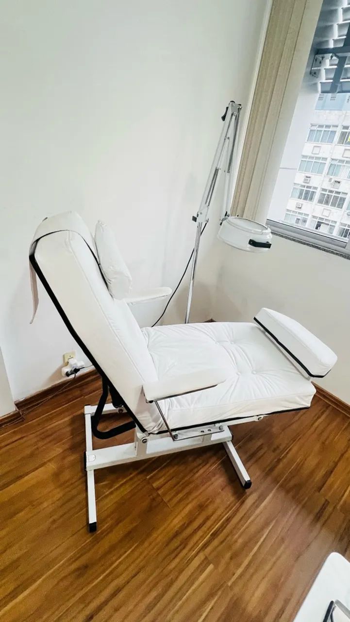 Maca/ cadeira podologia com luminária  - Foto 4