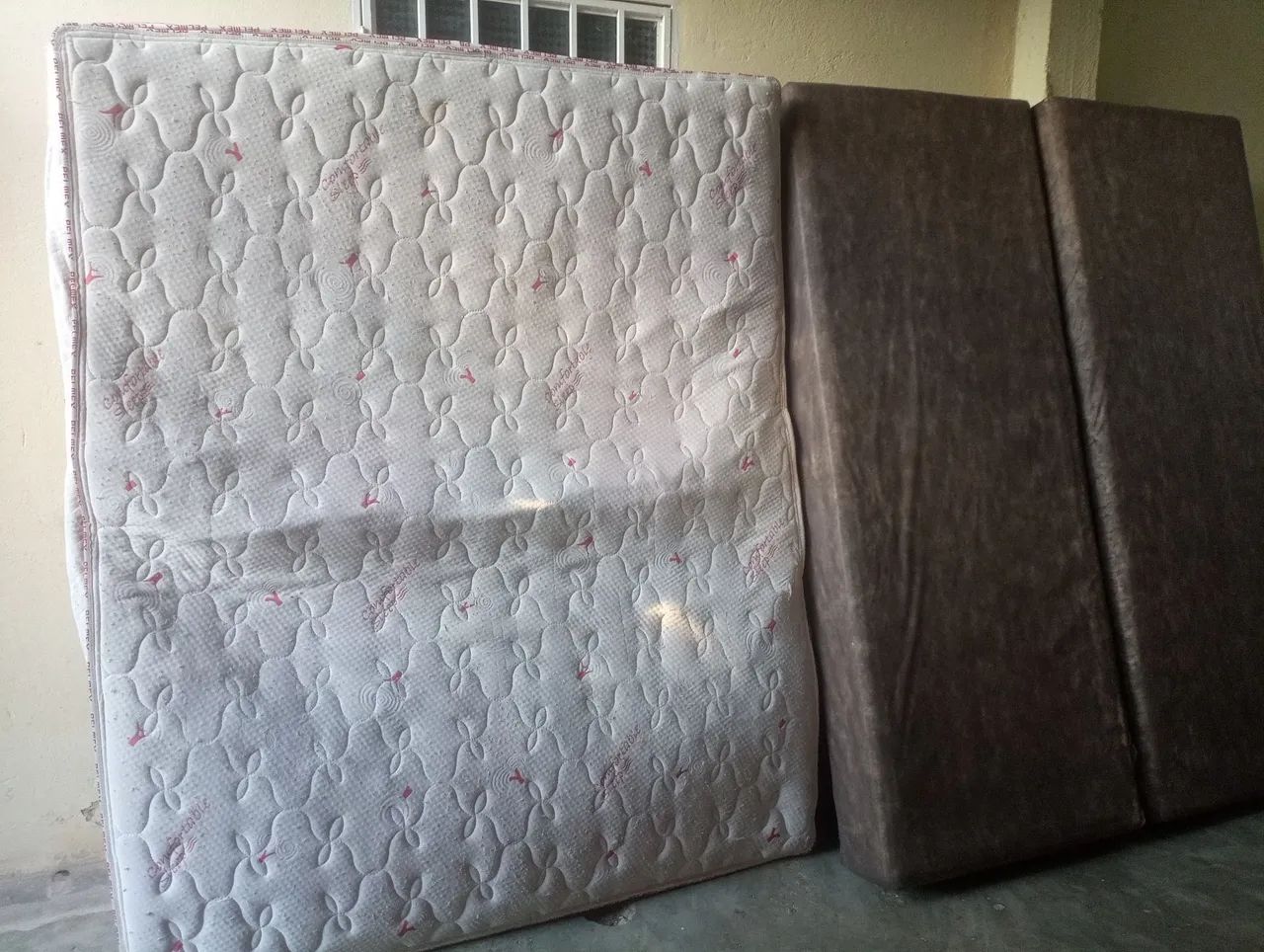 Vende-se Cama Box casal Pelmex, com molas ensacadas