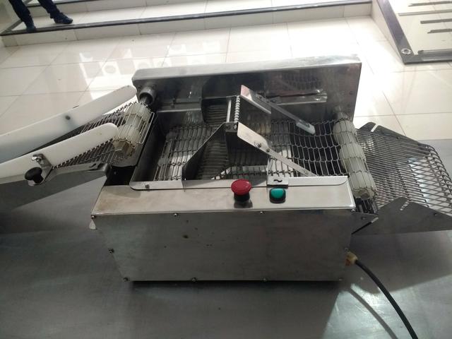 Máquina de salgados duplo recheio e máquina de empanar - Foto 5