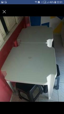 Mesa e os bancos