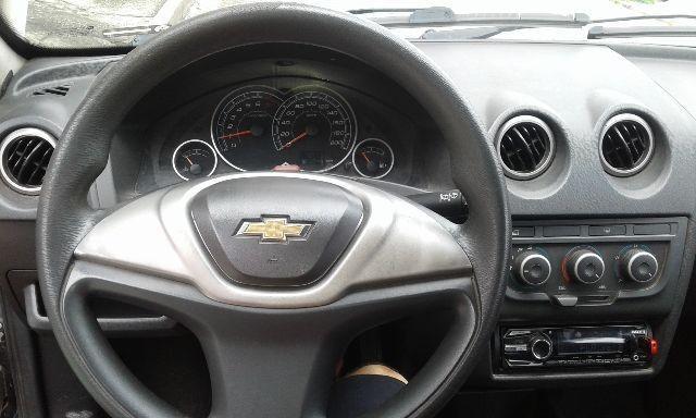 Carro Celta com quatro portas, vidro elétrico e direção hidráulica - Foto 2