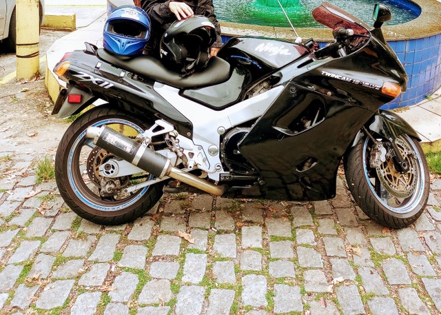 KAWASAKI ZX11 PRETA LINDA MOTO