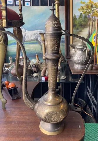 Anfora indiana antiga de metal.