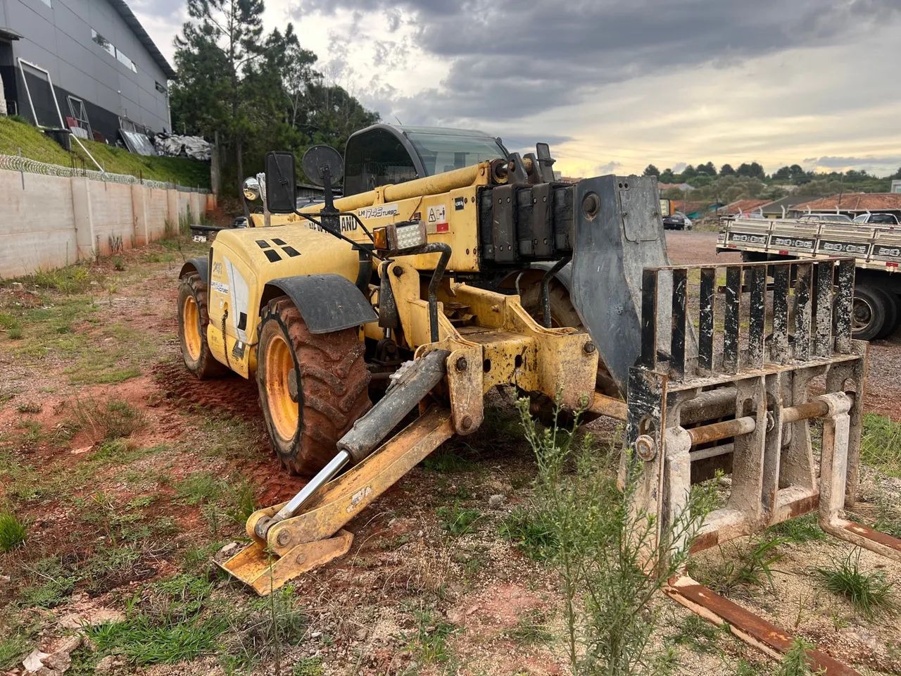 Máquina manipulador telescópico new Holland Lm1745 2013 