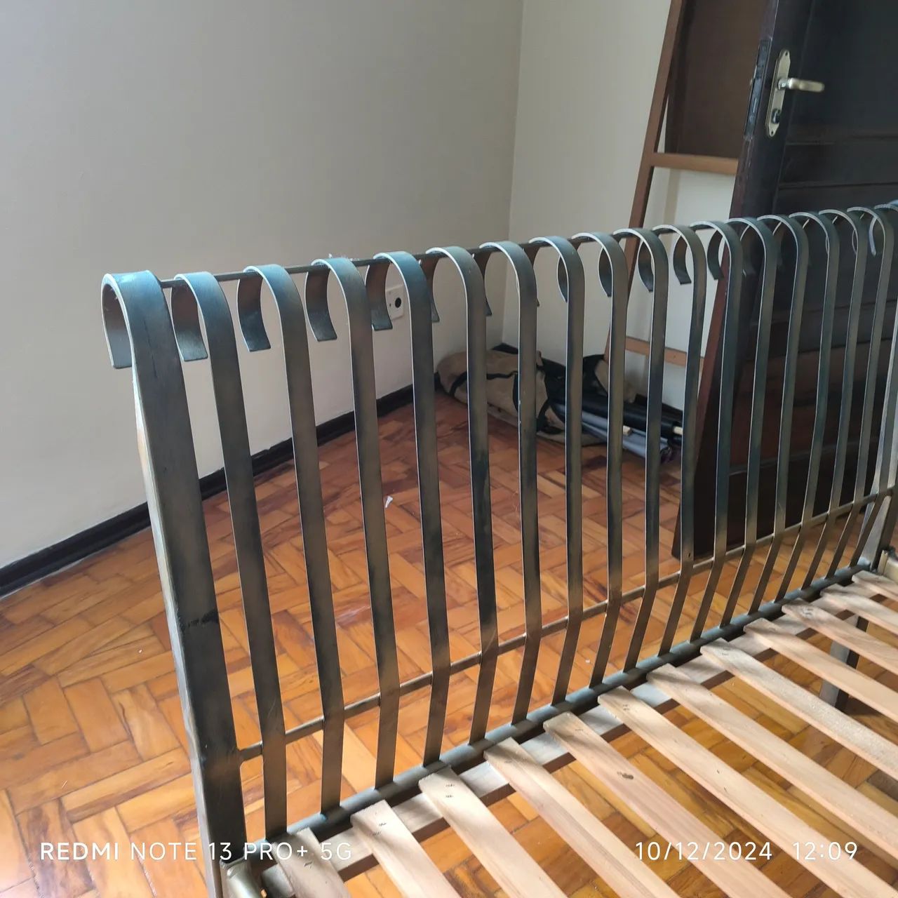 Cama de ferro com estrutura resistente