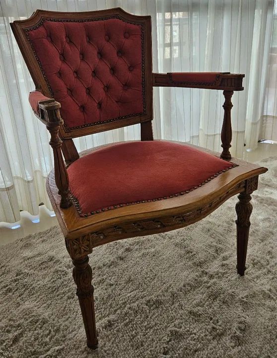 Cadeira de madeira com estilo neoclássico. - Foto 2