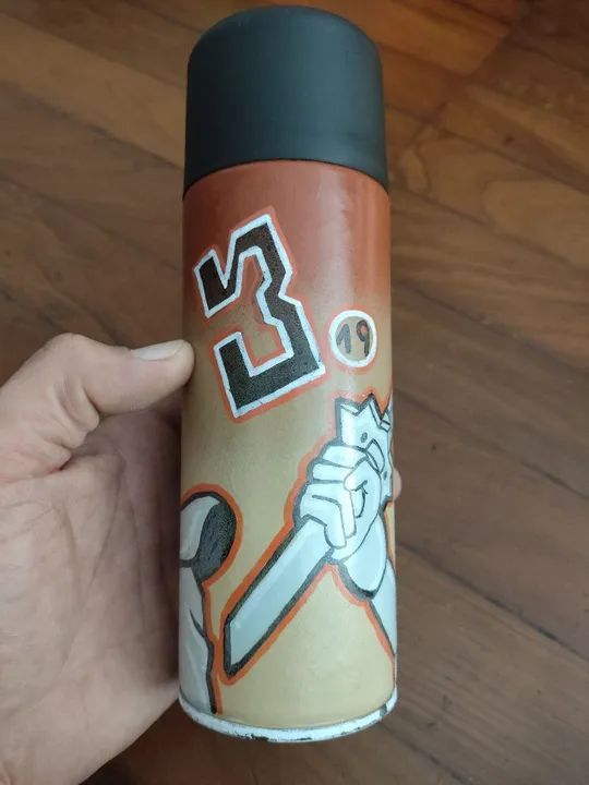 Spray  de  arte  personalizado  com  desenho  de  um  samurai - Foto 2