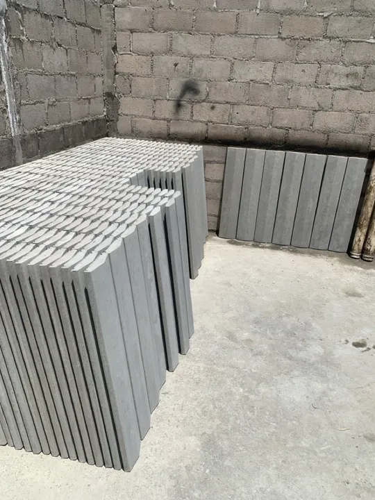 Pingadeiras e rufos frisados em concreto vibrado