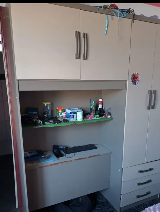 Cabeceira e escrivaninha+guarda roupas +sapateiro embutidos 400,00