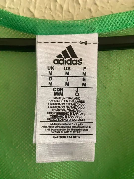 Coletes Adidas profissionais.