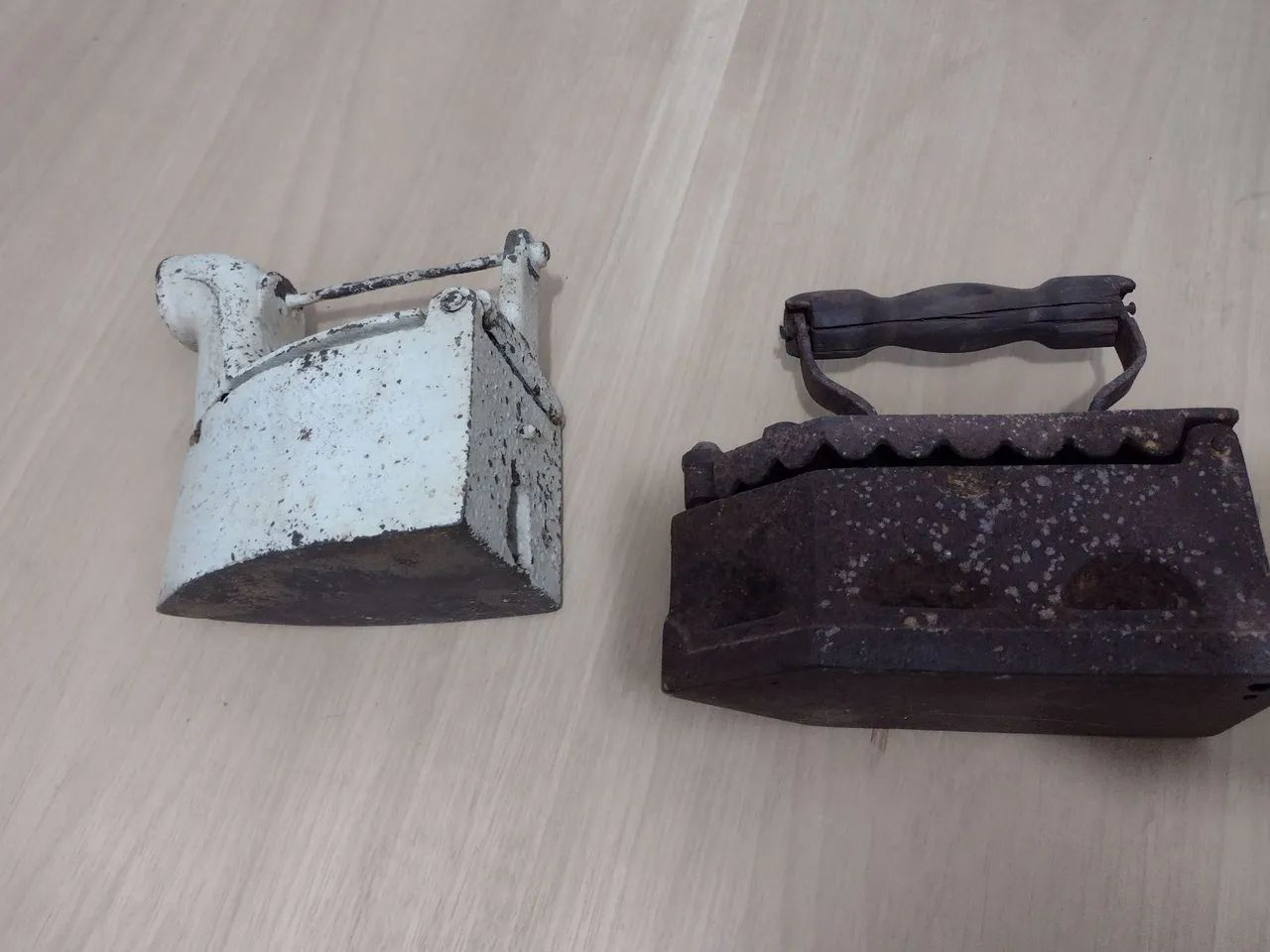 Ferro de passar roupa antigo -  - Foto 4