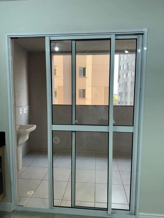 Porta de vidro e alumínio para sacada