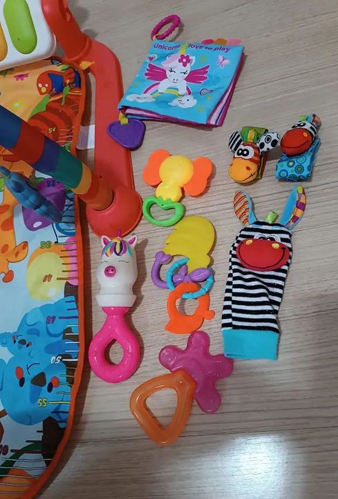 Tapete interativo para bebê com móbiles e brinquedos - Foto 3