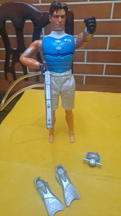 Boneco max steel arma de água 