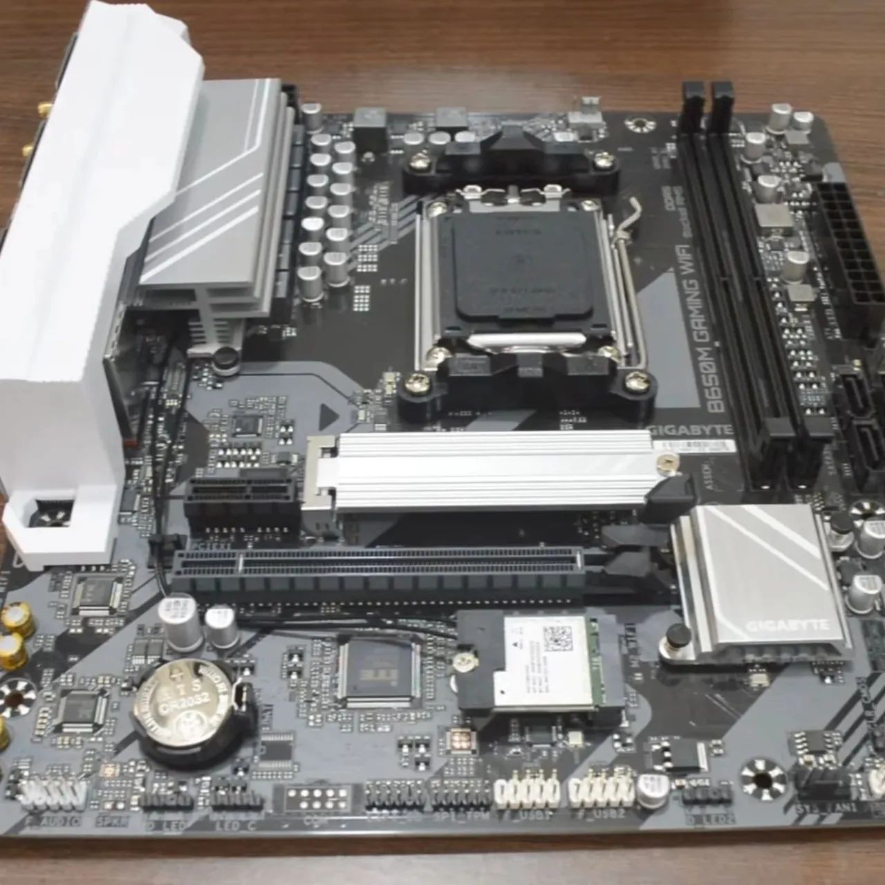 Placa Mãe Gigabyte B650M Gaming WiFi nova lacrada  - Foto 4
