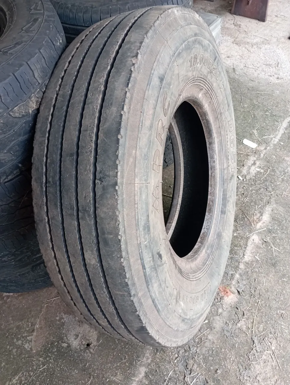 Pneu 1000 por 20 // mil por vinte Usado