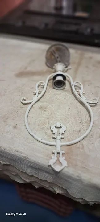 Lustre antigo de metal branco