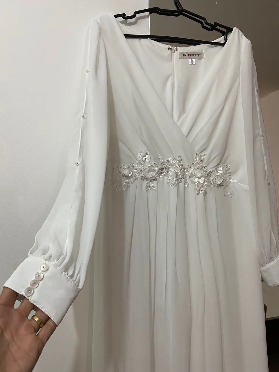 Vestido Branco Elegante com Detalhes