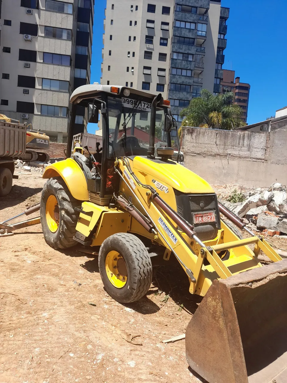 Tenho retro com concha e martelo,rompedor hidráulico. Precido parceria
