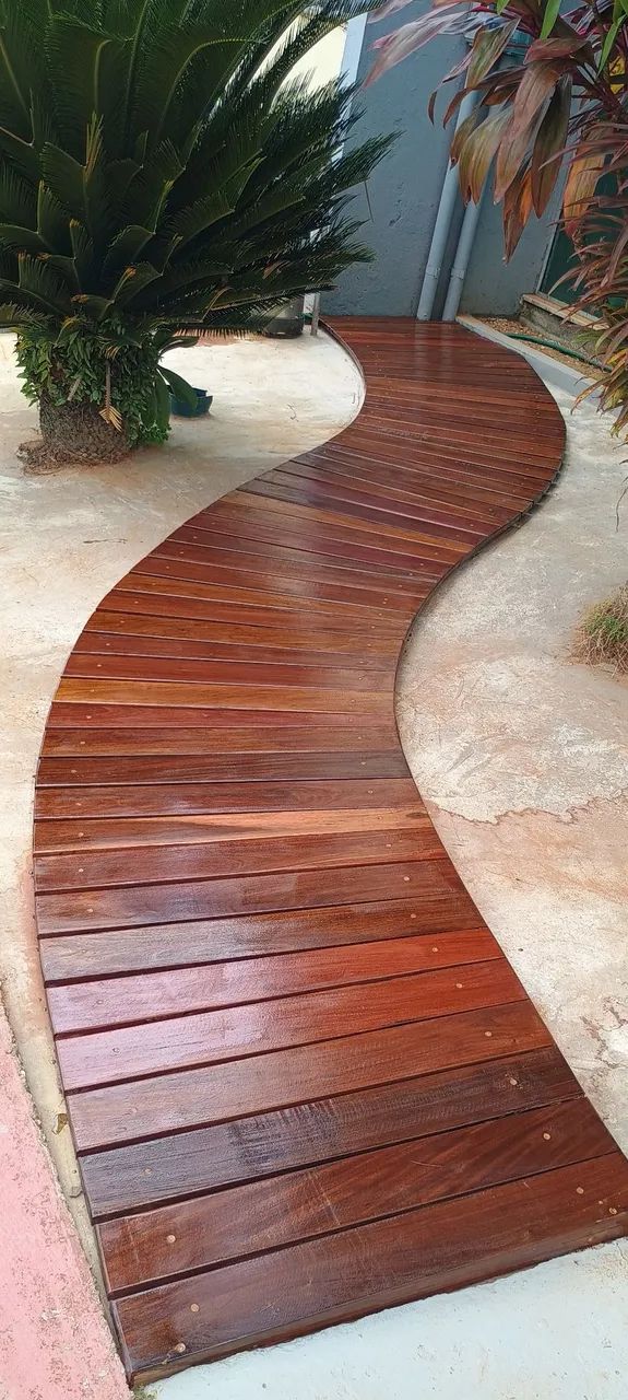 Deck de madeira para jardim