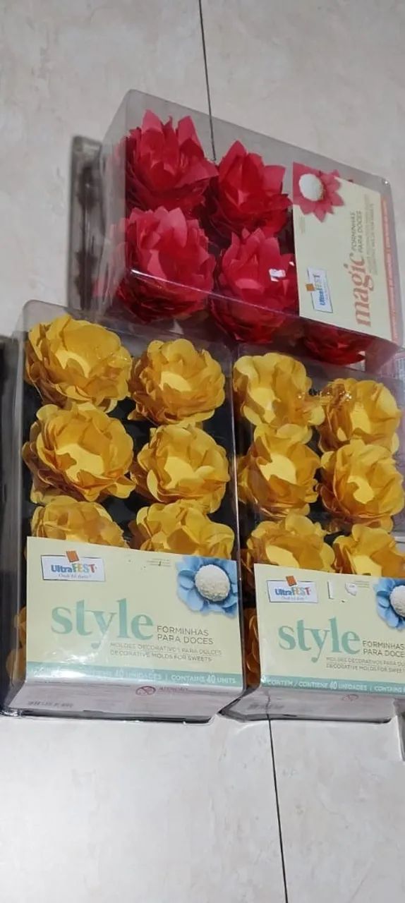 Fominhas para festa todas novas em formado de flor na cor  1 vermelha e  2 amarela.