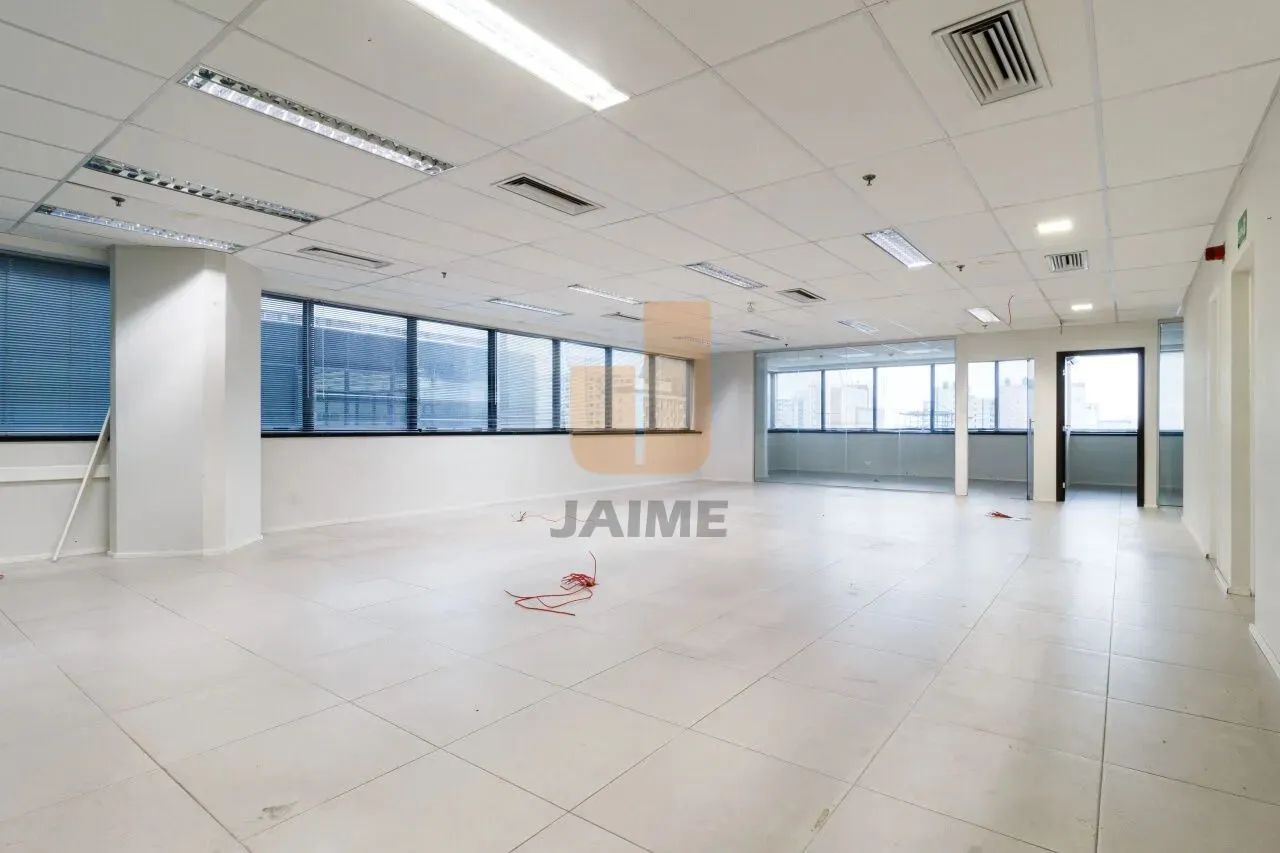 Excelente sala Comercial, 6 vagas, localizado a uma quadro do Metrô, perto do Shopping Pau