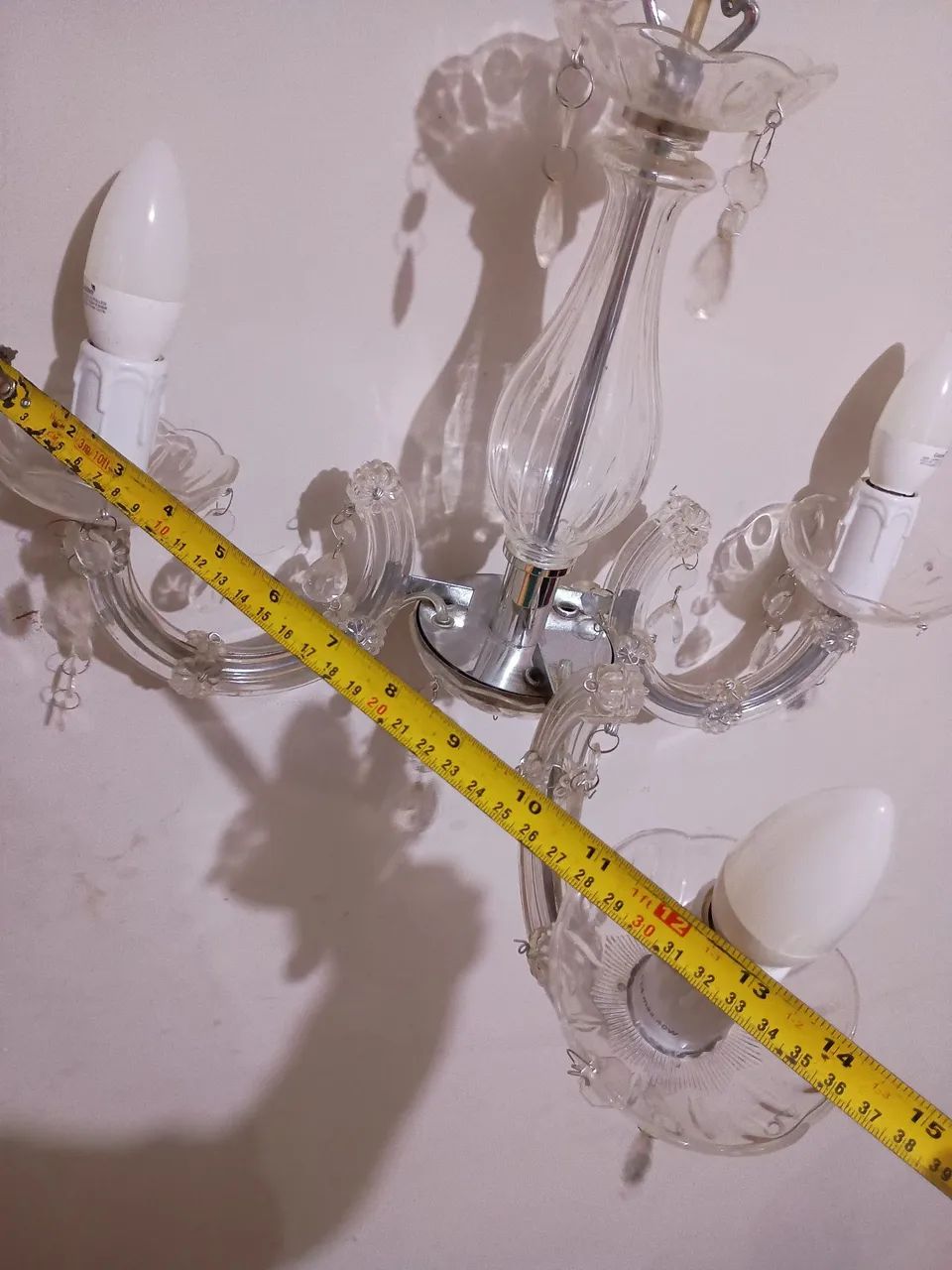 LUSTRE PENDENTE CANDELABRO 3 BRAÇOS -plastico - funcionando  - Foto 5