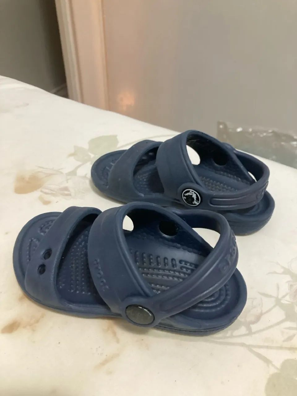 Sandálias Crocs Infantis - Conforto e Estilo! - Foto 3