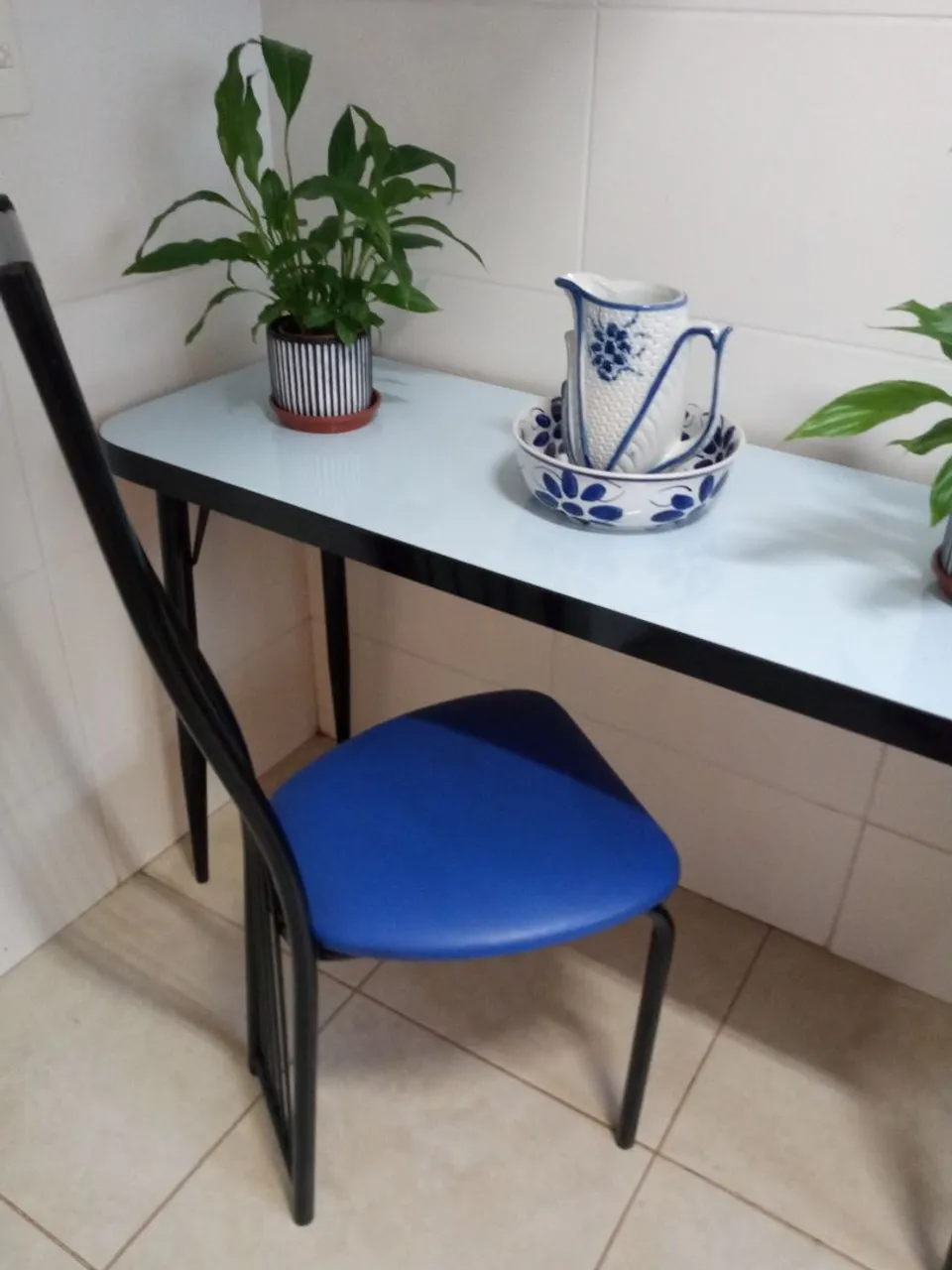 Cadeira Azul com Estrutura Preta