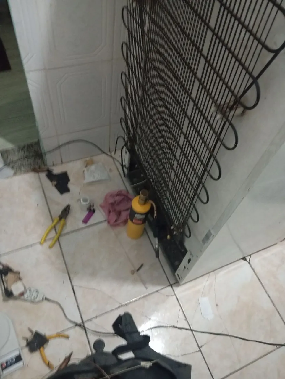Geladeira com defeito técnico em refrigeração 24 horas trabalhando só agendado