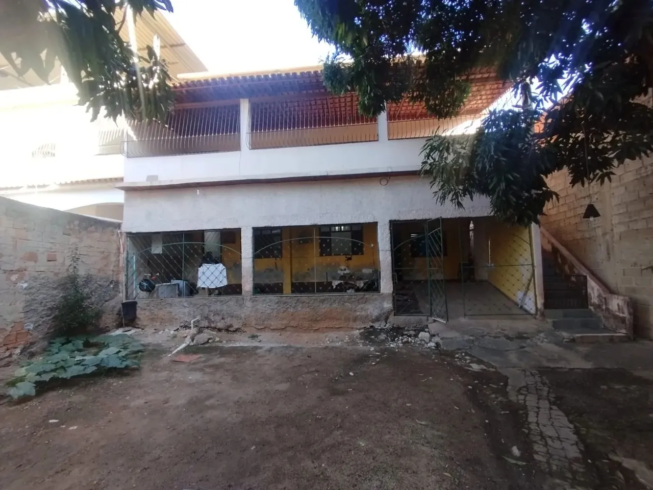 Casa duplex com garagem que cabe até caminhão!