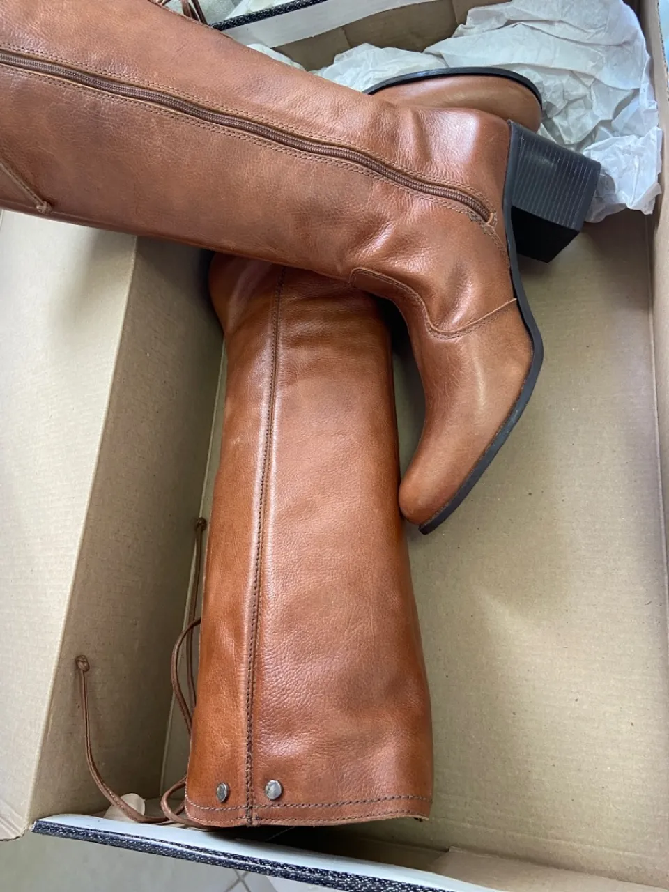 Botas de Couro Marrom - Elegância em Cada Passo