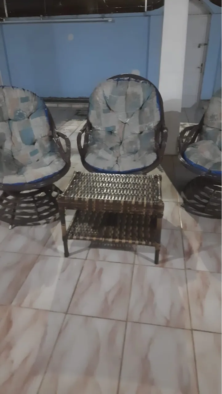 Conjunto de cadeiras de vime com mesa de centro
