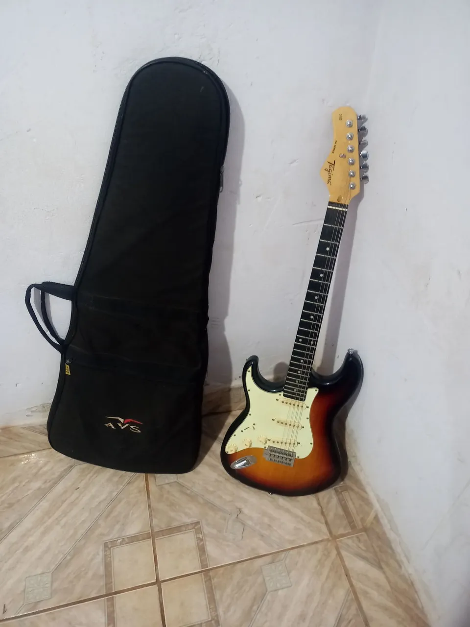 Guitarra Tagima too