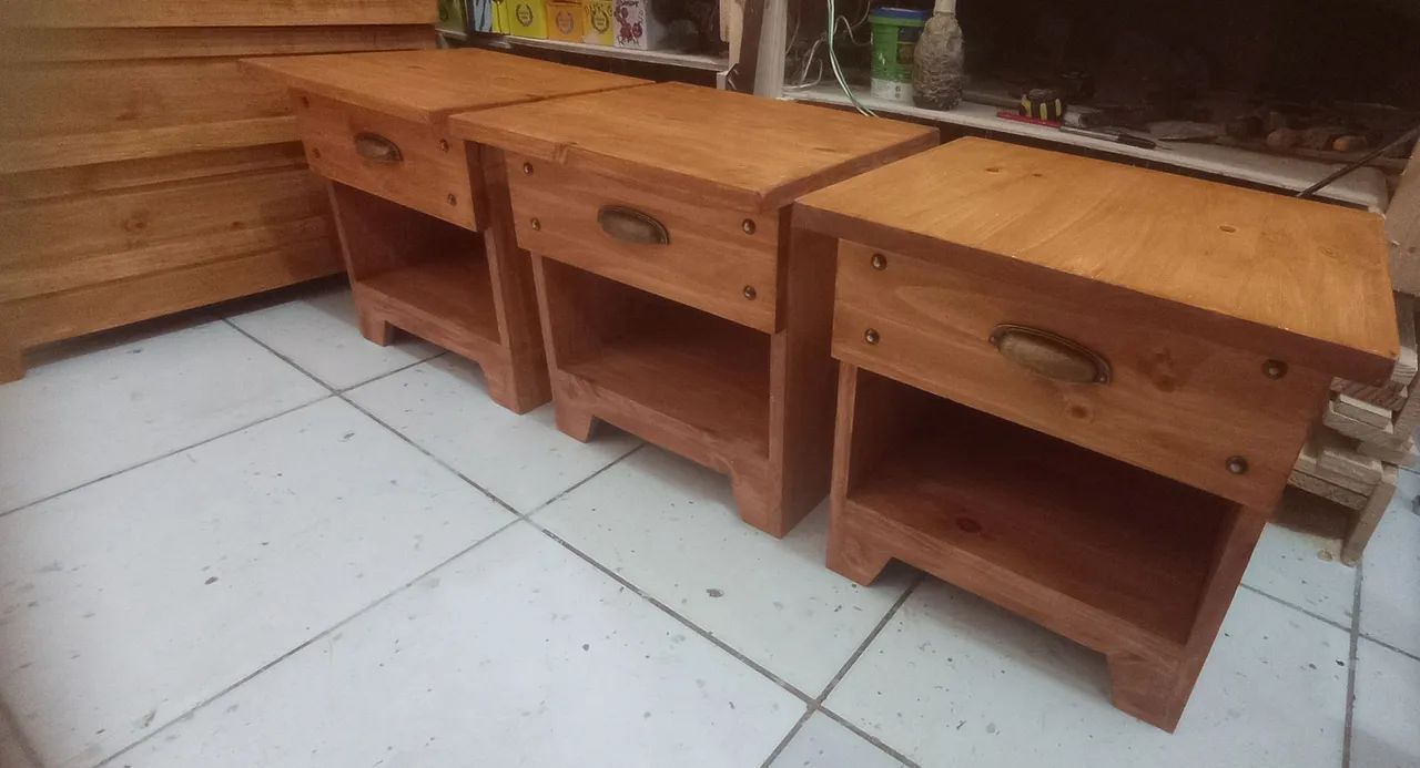 Mesinha de cabeceira em madeira pinus 