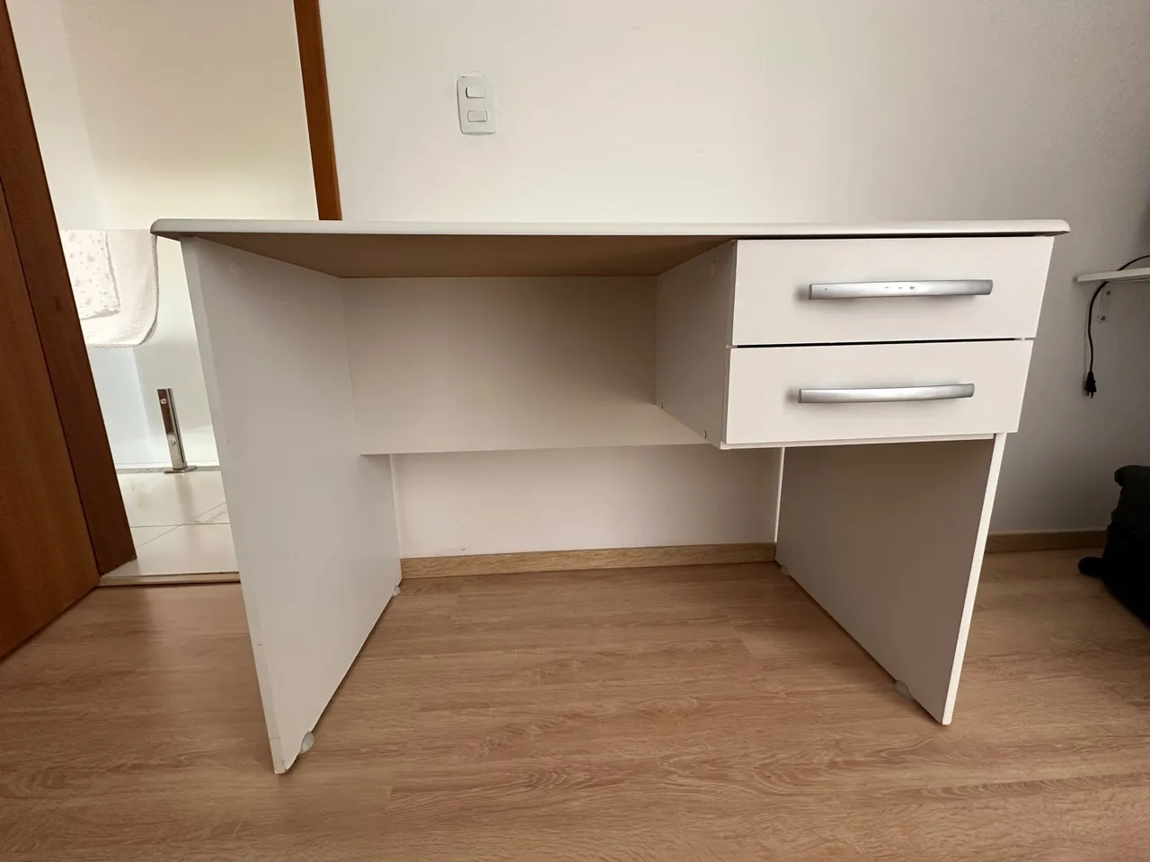 Escrivaninha/ mesa com gavetas