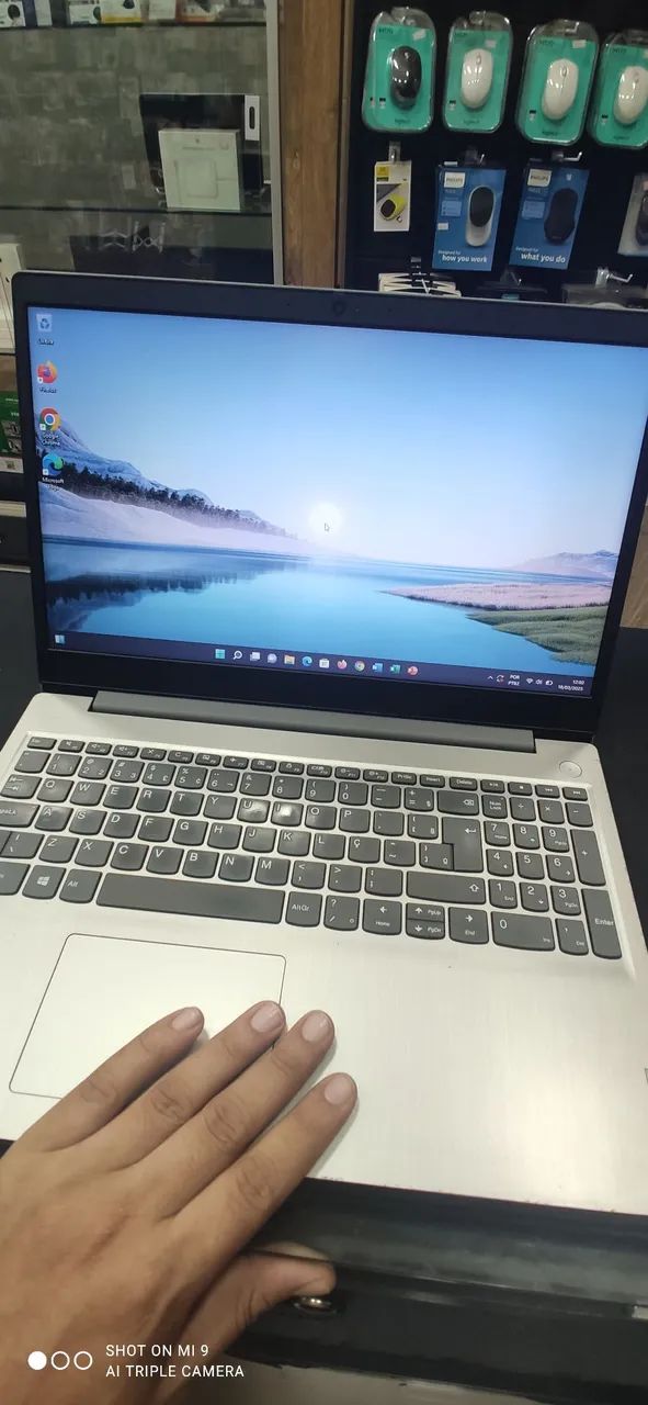 Notebook Lenovo com tela de 15.6 polegadas