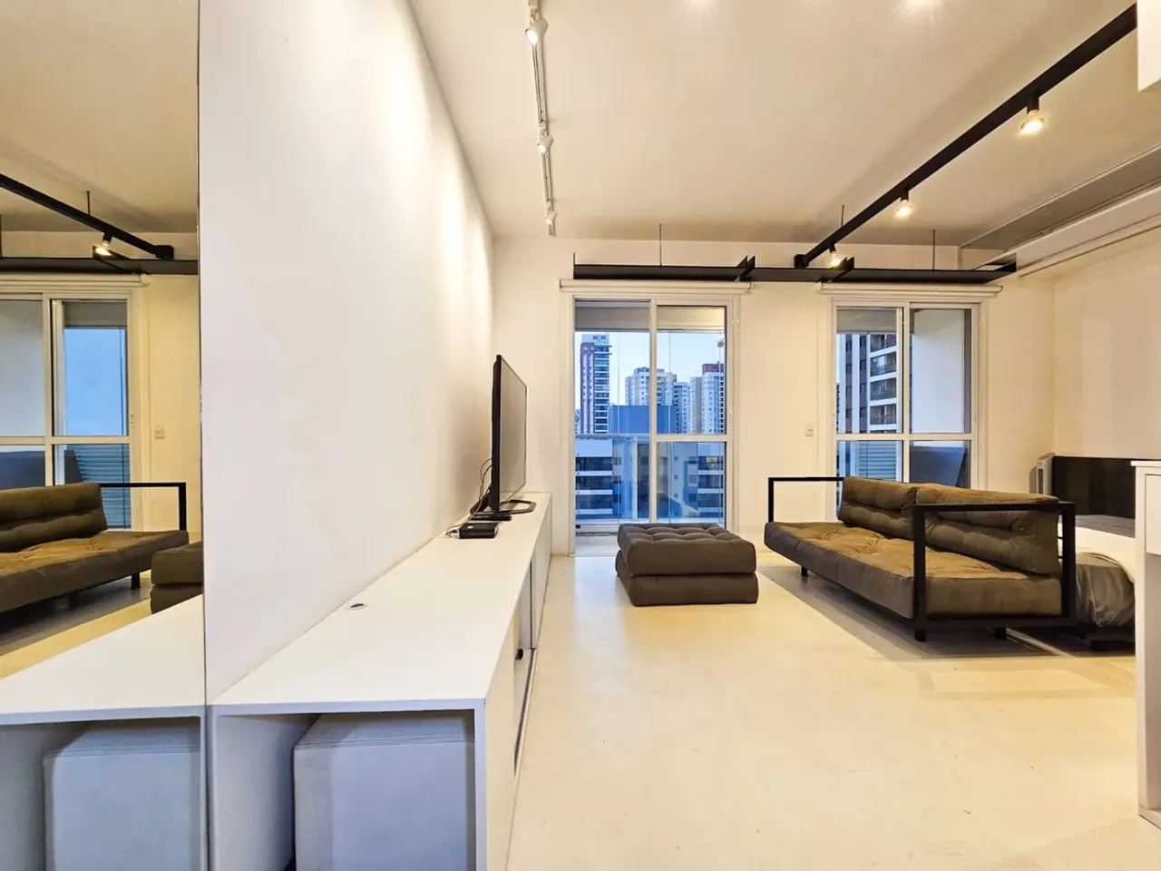 Studio totalmente mobiliado para locação com 30m², 1 vaga na Aclimação
