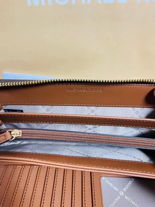 Carteira Michael Kors Jet Set Travel Marrom - Foto 3