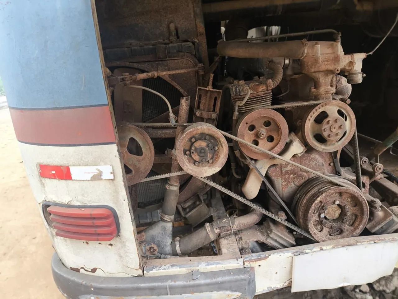 Motor de Ônibus Antigo - Peças para Restauração