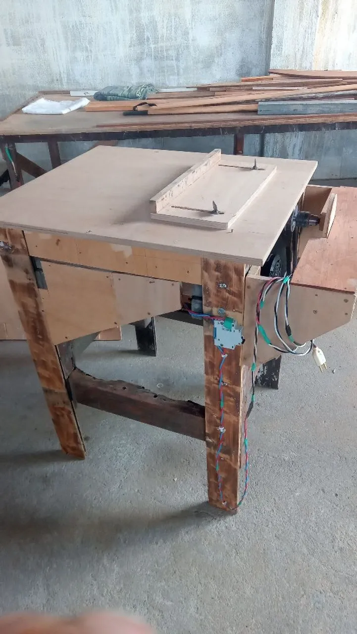 Mesa para corte de madeira com serra