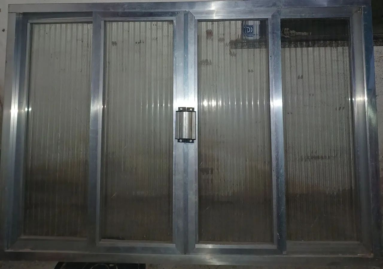 Janela de correr de alumínio com quatro folhas. 