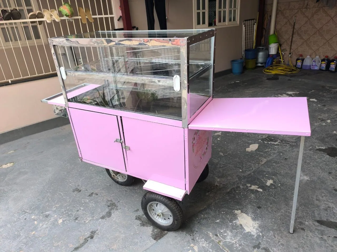 Carrinho de Venda Ambulante Rosa com Vidro e Rodas