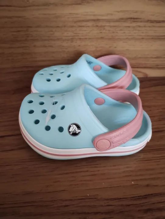 Sandálias Crocs infantis - Azul Bebê