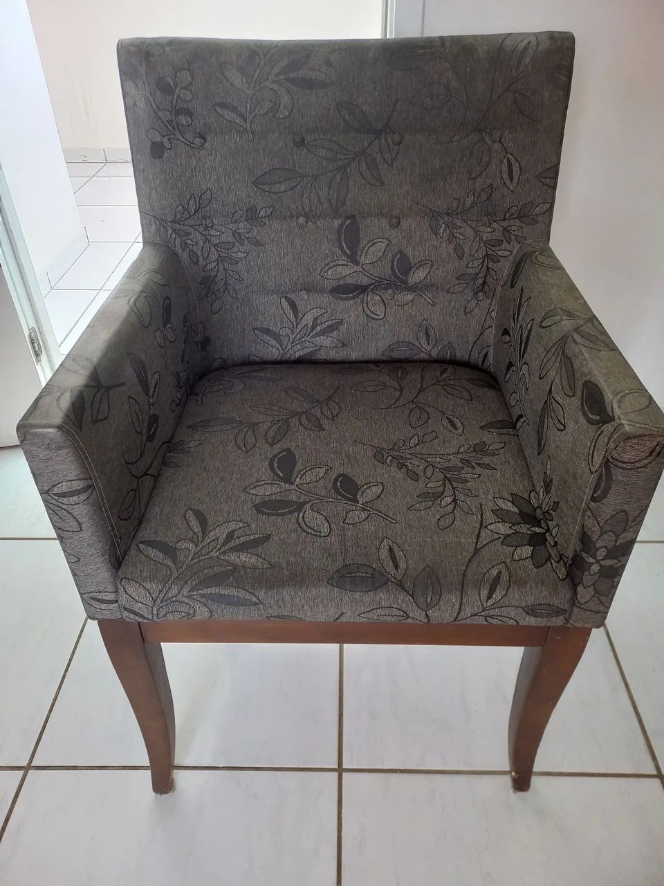 2 POLTRONAS DE MADEIRA ESTOFADA - Foto 2