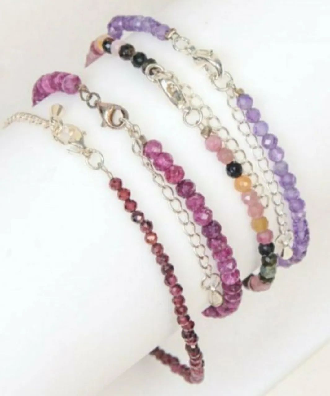 PULSEIRAS (QUATRO UNIDADES), EM PRATA, COM DIVERSAS PEDRAS NATURAIS. .