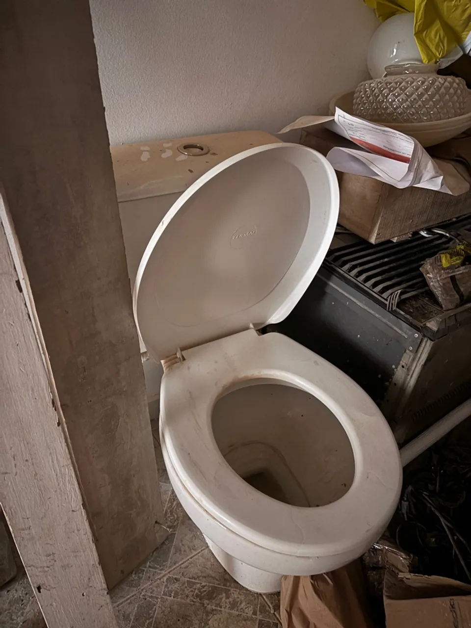 Vaso Sanitário com caixa acoplada e tampa