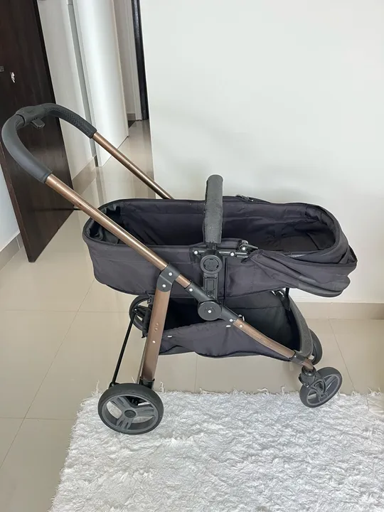 Carrinho de Bebê - Marca XYZ - Preto